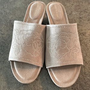 Taryn Rose Beige Suedeslide size 9. Never worn